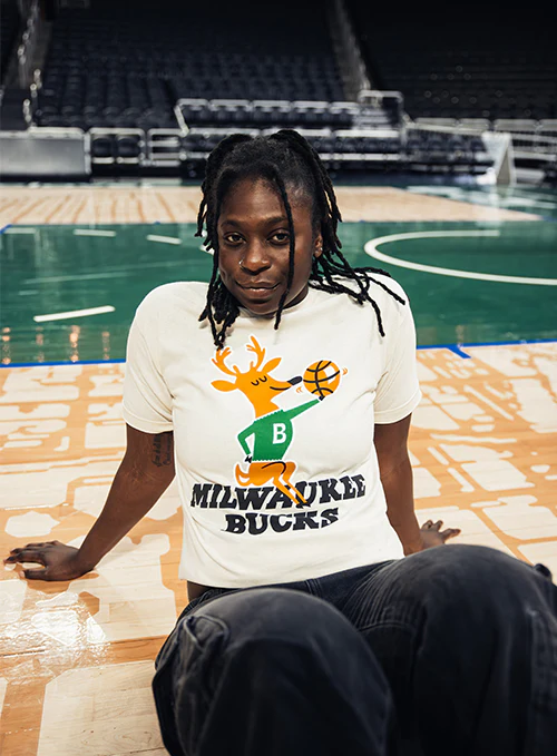 Mitchell & Ness HWC '68 In Season Milwaukee Bucks T-Shirt - Image 2