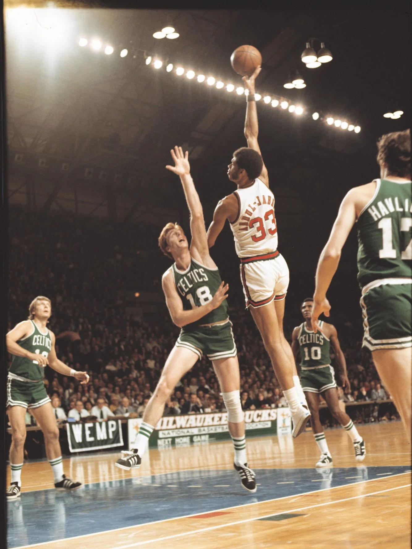 Mitchell & Ness Kareem Abdul-Jabbar Milwaukee Bucks White Hardwood Classic Swingman Jersey - Image 5