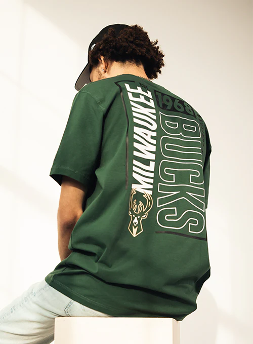 New Era Leisure Green Milwaukee Bucks T-Shirt - Image 2