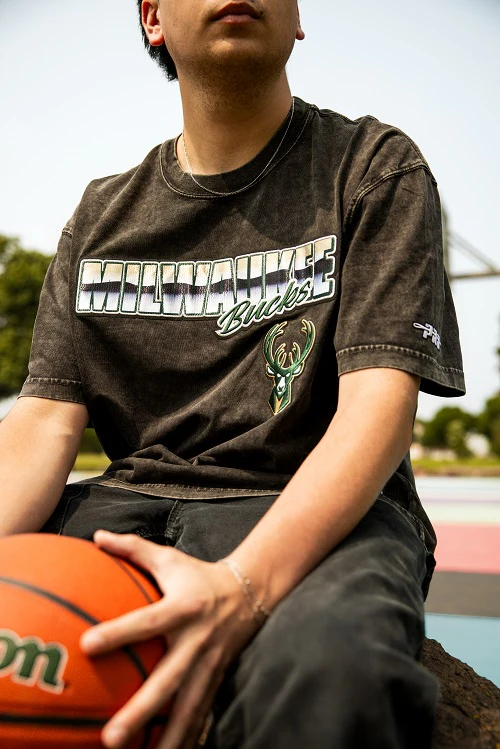 Pro Standard Chromatic Milwaukee Bucks T-Shirt - Image 5